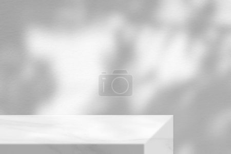 Téléchargez les photos : Table en marbre avec fond de texture murale en stuc blanc avec faisceau de lumière et ombre, adaptée à la présentation du produit, à l'affichage et au maquillage. - en image libre de droit