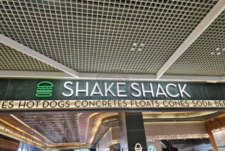 Foto de Bangkok, Tailandia - 07 de febrero de 2024: Shake Shack sign. Es un famoso restaurante de hamburguesas gourmet en Tailandia. - Imagen libre de derechos