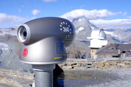 Téléchargez les photos : ZERMATT, SUISSE - 02 SEPTEMBRE 2022 : Télescope à Gornergrat Kulm avec Cervin où se trouve le célèbre monument de Zermatt. - en image libre de droit