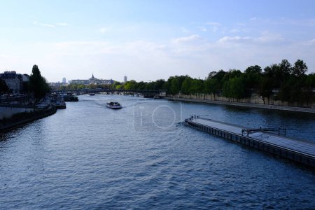 Foto de Paisaje de barcos en el río Sena en París. - Imagen libre de derechos