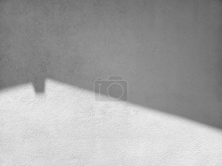 Foto de Casa techo sombra en blanco grunge fondo de pared de hormigón. - Imagen libre de derechos