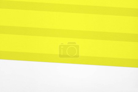 Foto de Escaleras amarillas con suelo de hormigón blanco, adecuadas para fondo o fondo y presentación de productos. - Imagen libre de derechos