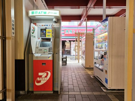 Foto de Fukuoka, Japón - 18 de noviembre de 2023: ATM de Seven Bank en la estación de tren. Seven Bank es un famoso banco en Japón, fundado el 10 de abril de 2001.. - Imagen libre de derechos