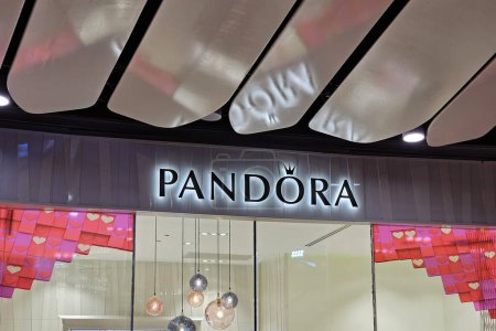 Téléchargez les photos : Bangkok, Thaïlande - Février 07, 2024 : Pandora signe. Panneau Pandora. Pandora est un célèbre fabricant de bijoux et détaillant fondé en 1982 par Per Enevoldsen. - en image libre de droit