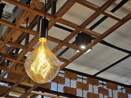 Téléchargez les photos : Ampoule vintage surdimensionnée suspendue au plafond. - en image libre de droit