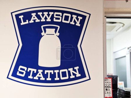 Téléchargez les photos : Fukuoka, Japon - 18 novembre 2023 : Lawson Station est un dépanneur japonais fondé en 1939. - en image libre de droit