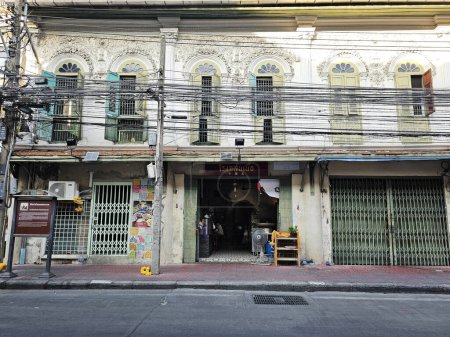 Téléchargez les photos : Bangkok, Thaïlande - 22 décembre 2023 : Rong Klan Nuea. C'est un célèbre magasin de nouilles de bœuf sur Song Wat Road. C'est un nouveau point de repère célèbre et check in point à Bangkok, Thaïlande. - en image libre de droit