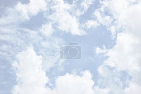 Téléchargez les photos : Nuageux avec ciel bleu en fond ton blanc, fond approprié et présentation. - en image libre de droit