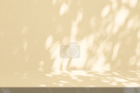 Foto de Mesa de estuco de oro rosa con sombra de naturaleza sobre hormigón Fondo de textura de pared, adecuado para el fondo de presentación de productos cosméticos, pantalla y maqueta. - Imagen libre de derechos