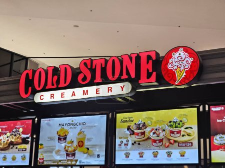 Téléchargez les photos : Bangkok, Thaïlande - 03 mars 2024 : Panneau de Cold Stone. Cold stone est un célèbre magasin de crème glacée en Thaïlande, a été fondée en 1969. - en image libre de droit
