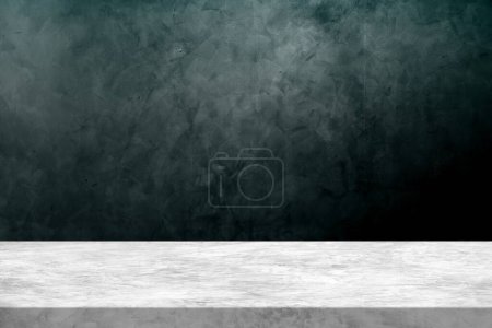 Foto de Mesa de hormigón con fondo de pared de hormigón ombre verde agua de marea, adecuado para el fondo de la presentación del producto, Mostrar, y Mock up. - Imagen libre de derechos