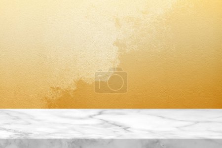 Foto de Mesa de mármol con sombra de la naturaleza sobre fondo de textura de pared de hormigón de oro fortuna, adecuado para el fondo de presentación de productos cosméticos, pantalla y maqueta. - Imagen libre de derechos