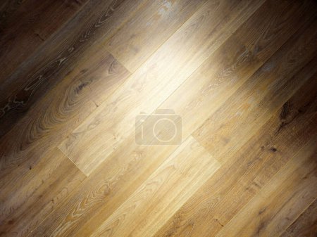 Foto de Pared diagonal de madera con haz de luz desde la parte superior. - Imagen libre de derechos