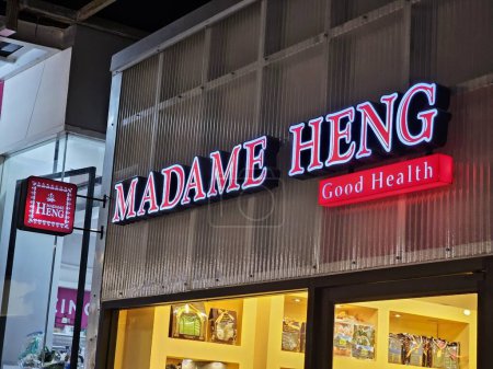 Téléchargez les photos : Bangkok, Thaïlande - 03 mars 2024 : Madame Heng Sign. Madame Heng est un célèbre savon naturel en Thaïlande qui a été fondée 1949. - en image libre de droit