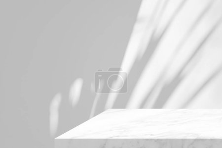 Téléchargez les photos : Coin de table en marbre blanc minimal avec ombre et faisceau lumineux sur fond mural en béton, adapté au contexte de présentation du produit, à l'affichage et à la maquette. - en image libre de droit