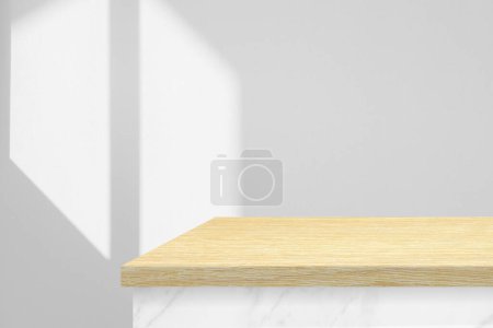Téléchargez les photos : Table en marbre avec coin de table supérieur en bois avec faisceau lumineux de la fenêtre sur fond mural, adapté pour la présentation du produit toile de fond, affichage et maquette. - en image libre de droit