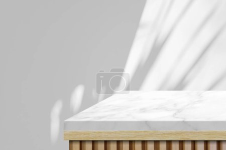Foto de Mesa de madera con esquina superior de mármol con haz de luz y hojas de la ventana en el fondo de la pared, adecuado para el fondo de la presentación del producto, pantalla y simulacro. - Imagen libre de derechos