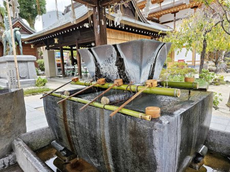 Téléchargez les photos : Fukuoka, Japon - 13 novembre 2023 : Fontaine de purification au sanctuaire Kushida Jinja où se trouve un sanctuaire shintoïste situé à Hakata-ku, Fukuoka, Japon, a été fondée en 757. - en image libre de droit