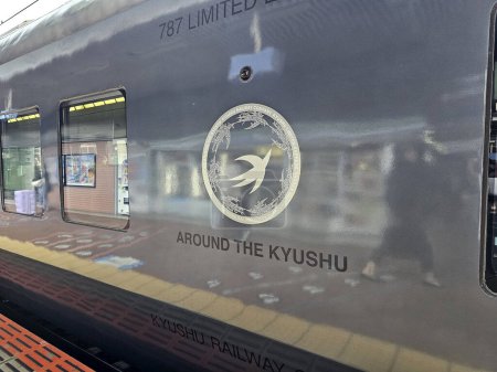 Téléchargez les photos : Fukuoka, Japon - 13 novembre 2023 : Train JR Kyushu 787. Il s'agit d'un type d'unité multiple électrique AC exploité sur des services express limités par Kyushu Railway Company au Japon. - en image libre de droit