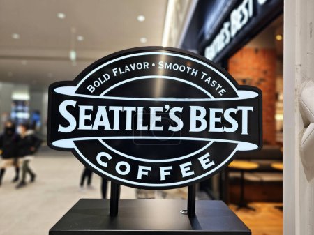Foto de Kumamoto, Japón 17 de noviembre de 2023 Seattles Mejor signo de café. Es una cafetería famosa en Japón que fue fundada en 1970. - Imagen libre de derechos