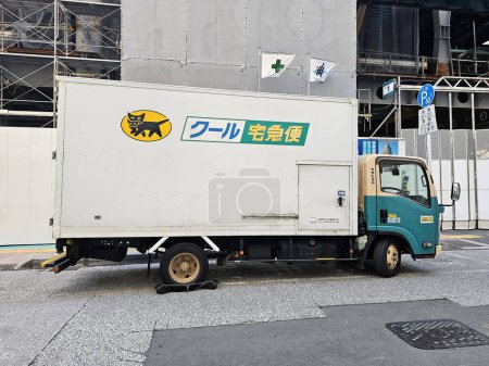 Foto de Fukuoka, Japón - 18 de noviembre de 2023: Yamato transport truck. es una famosa y más grande empresa de servicios de entrega puerta a puerta en Japón, fue fundada en noviembre 1919. - Imagen libre de derechos