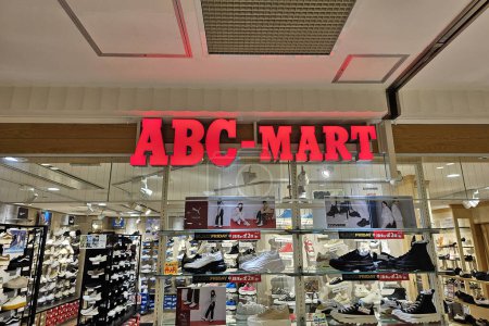 Foto de Kumamoto, Japón - 17 de noviembre de 2023: ABC Mart sign. ABC Mart, Inc. es una famosa empresa japonesa de calzado, fundada el 6 de junio de 1985.. - Imagen libre de derechos