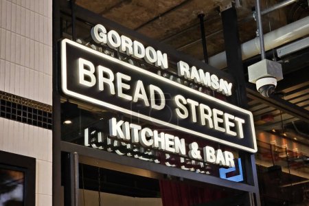 Téléchargez les photos : Bangkok, Thaïlande - 08 mai 2024 : Panneau de la cuisine et du bar de Bread Street. C'est le premier restaurant de Gordon Ramsay qui est situé à Emsphere, Bangkok Thaïlande. - en image libre de droit