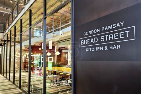 Foto de Bangkok, Tailandia - 08 de mayo de 2024: Bread Street Kitchen and Bar sign. Es el primer restaurante de Gordon Ramsay que se encuentra en Emsphere, Bangkok Tailandia. - Imagen libre de derechos