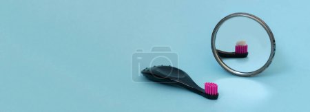 Téléchargez les photos : Kids toothbrush with toothpaste mirorr reflection. International day of dentist. Creative concept of daily morning routine. Copy space - en image libre de droit
