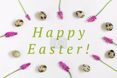 Composition de Pâques avec texte Joyeuse Pâques, oeufs de caille, cadre de fleurs fraîches. Vue de dessus, plan plat.