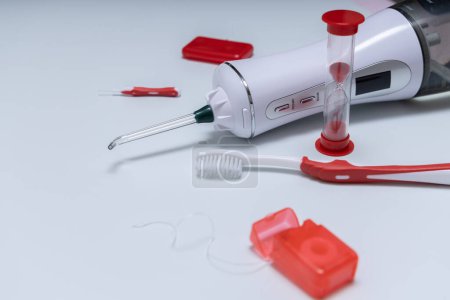 Téléchargez les photos : Un kit de soins dentaires avec des outils essentiels pour l'hygiène buccodentaire. L'ensemble comprend un irrigateur, une brosse à dents et un fil dentaire. - en image libre de droit