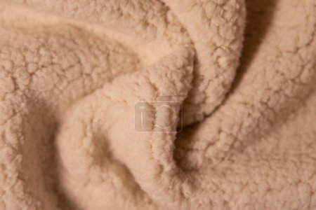 Vista superior de tela de piel de oveja suave blanca a cuadros. Fondo cálido y acogedor textura.