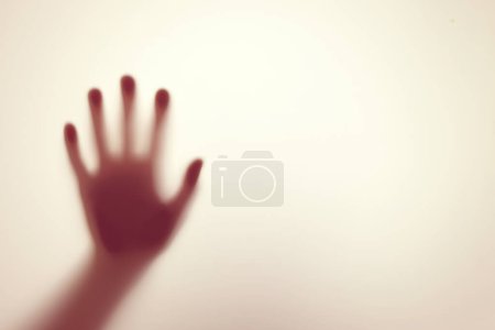 Téléchargez les photos : Ombre floue de la main derrière le verre, concept de cauchemar, fous - en image libre de droit