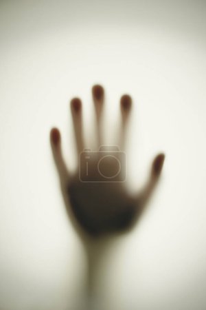 Téléchargez les photos : Ombre floue de la main derrière le verre, concept de cauchemar, fous - en image libre de droit