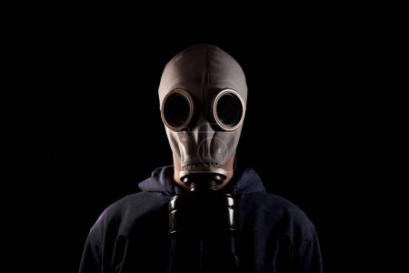 Foto de Hombre en una máscara de gas, el concepto de contaminación del aire, el medio ambiente con productos químicos - Imagen libre de derechos