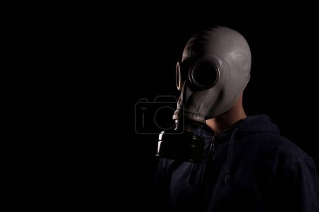 Foto de Hombre en una máscara de gas, el concepto de contaminación del aire, el medio ambiente con productos químicos - Imagen libre de derechos