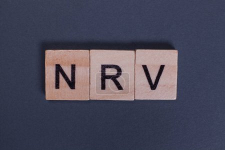 Téléchargez les photos : NRV Valeur nette réalisable à partir de lettres en bois sur fond gris - en image libre de droit