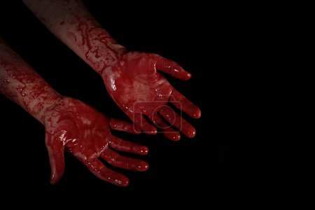 blutige Hände auf schwarzem Hintergrund, das Konzept der Selbstverteidigung, Mord, Alpträume, Halloween