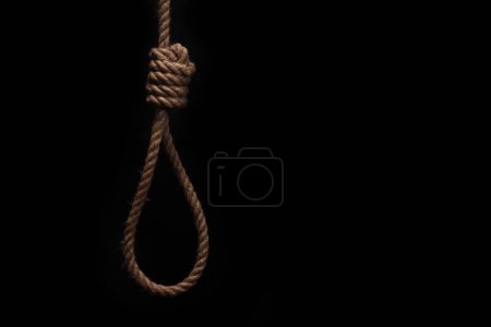 Téléchargez les photos : Lynch corde boucle ou corde noeud sur fond noir - en image libre de droit