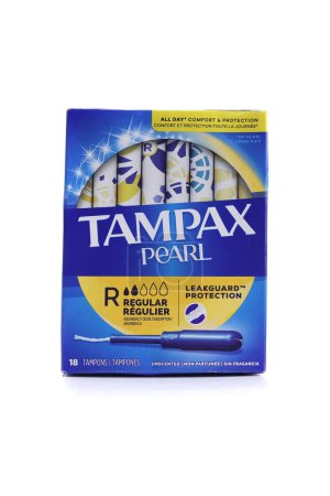 Foto de Magdalinovka, Ucrania - 2 de junio de 2023. Tampax perla tampones productos de cuidado personal productos de higiene en caja aislada en blanco - Imagen libre de derechos