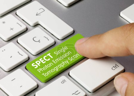 SPECT Single Photon Emission Tomography Scan, geschrieben auf der grünen Taste der metallischen Tastatur. Tastendruck.