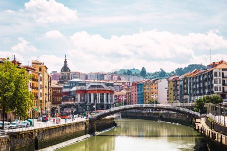 Foto de Vistas panorámicas de la ciudad de Bilbao con el Mercado de la Ribera, la colorida arquitectura y el río Nervión en un día soleado. Disfrutando de unas agradables vacaciones en el País Vasco, España - Imagen libre de derechos