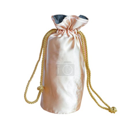 Foto de La bolsa de seda de oro es un paquete o contenedor para botella o regalo.. - Imagen libre de derechos
