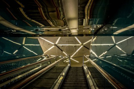 Foto de Vida subterránea viajando con metro en una dimensión fantástica. - Imagen libre de derechos