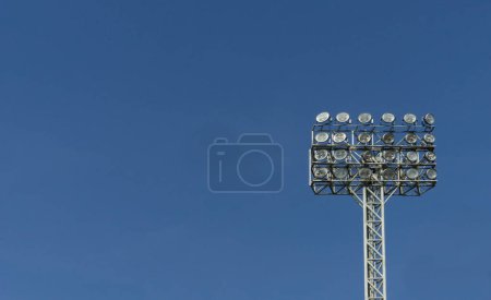 Foto de Reflector o foco en el estadio con fondo de cielo azul oscuro - Imagen libre de derechos