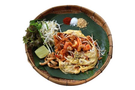 Foto de Pad thai with shrimp egg lemon and noodle isolated white background, thai food most popular traditional, original thai style. - Imagen libre de derechos