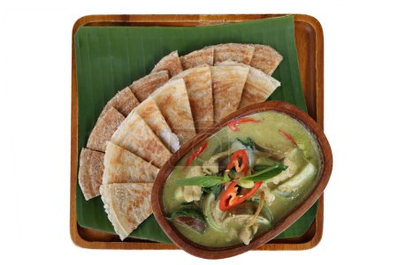 Téléchargez les photos : Thai green curry chicken with roti in wood bowl container decorate with red chilli,isolated food green curry Muslim food white background - en image libre de droit