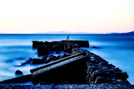 Foto de Vista sobre un muelle en ruinas en el mar, larga exposición, filtro nd 1000, efecto seda. Monte Argentario, Maremma, Toscana, Italia, Europa - Imagen libre de derechos