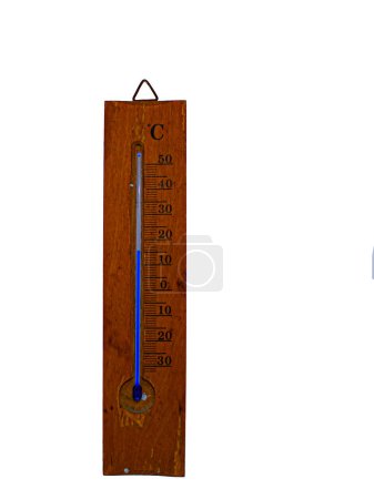 Téléchargez les photos : Thermomètre environnemental liquide bleu, ancien mais en parfait état de fonctionnement. Base en bois sur fond blanc - en image libre de droit