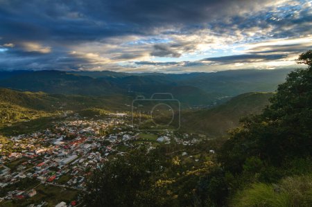 Vista de Ixtlán de Juárez, Oaxaca, al atardecer. Hermoso pequeño pueblo en un valle en la Sierra de Juárez en Oaxaca, México